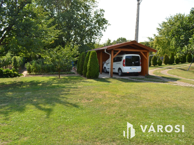 Csopakon, patakparti nívós ingatlan eladó!