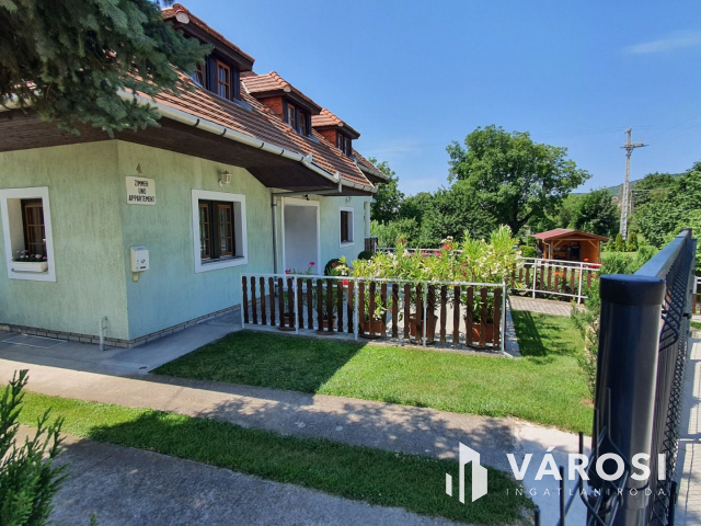 Csopakon, patakparti nívós ingatlan eladó!