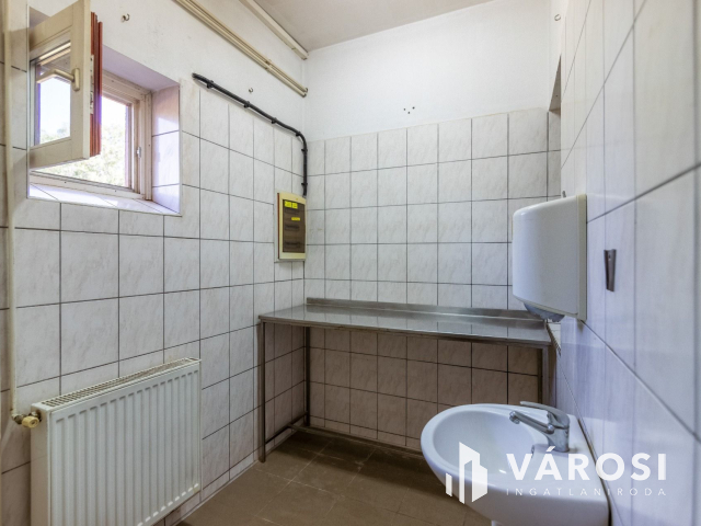 Vendéglő plusz erdő, a 46-os főút mentén