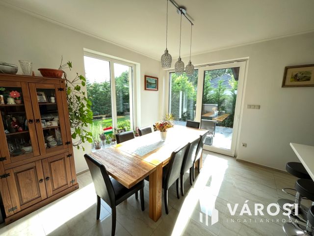 Debrecen Kertvárosi Lakóparkban Igényes Szép Ház