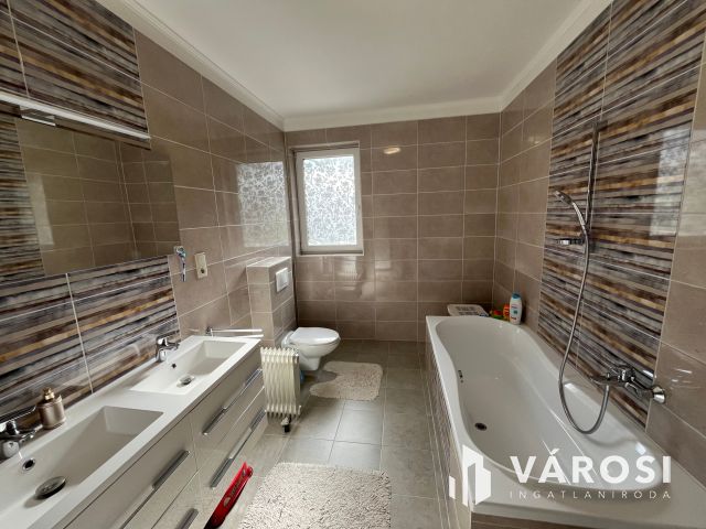 Debrecen Kertvárosi Lakóparkban Igényes Szép Ház