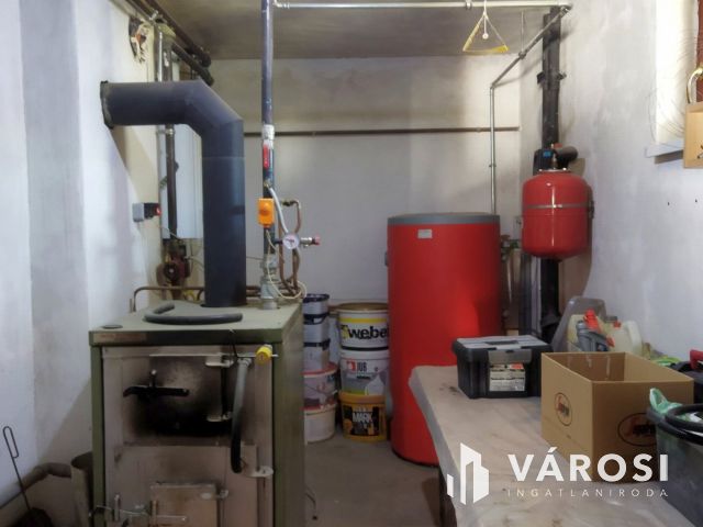 Családi ház + 3 lakás kiváló környéken eladó!