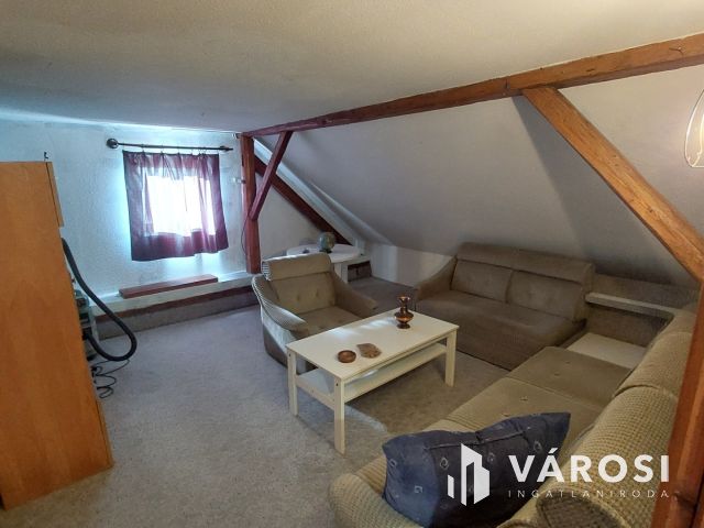 Két szintes családi ház a belváros szélén, Tapolcán eladó