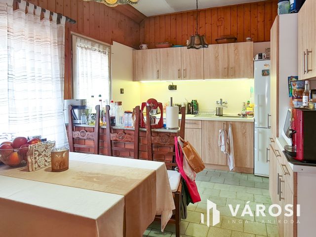 Eladó 4 szobás lakás, kertkapcsolattal