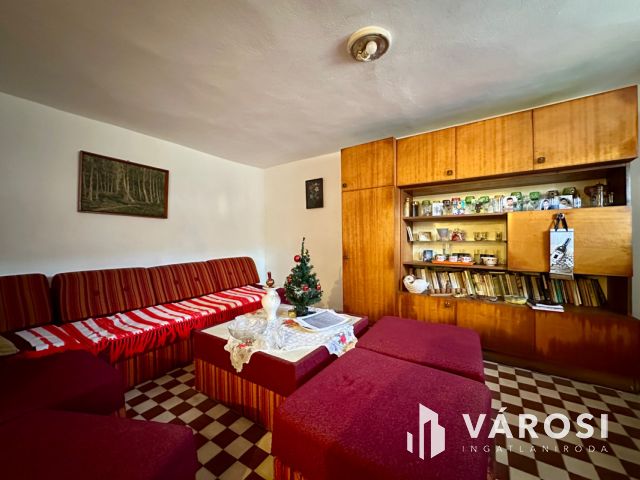 Károlyi csendes részén, felújítandó családi ház eladó!