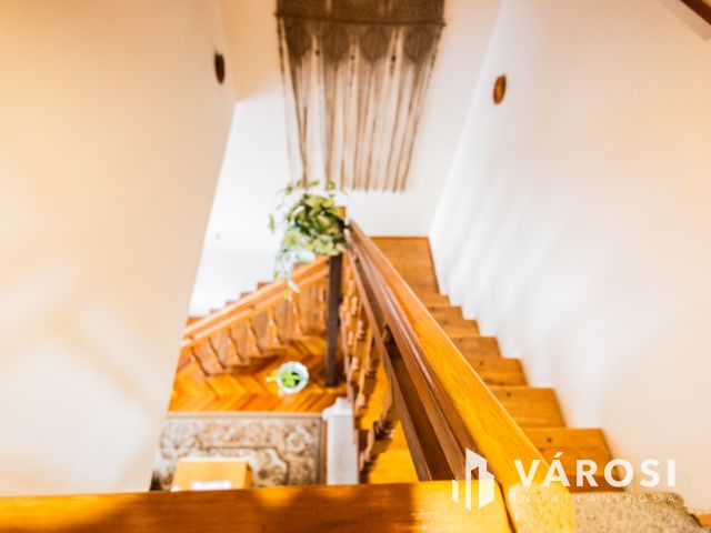 Jó elrendezésű belvárosi sorház kedvező áron