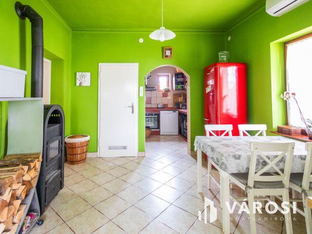 Praktikus elrendezésű ház parkosított kerttel a belvárosban