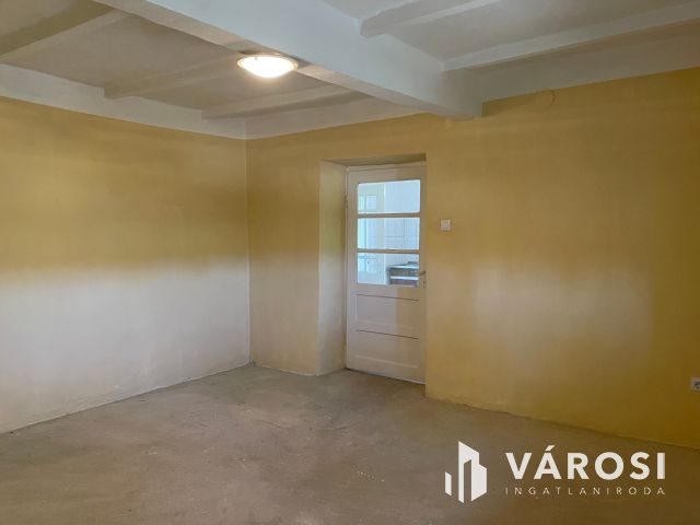 Falu szélén takaros házikó