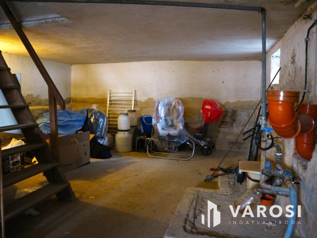 Répcelak központi,csendes,2 gener. felújítandó szintes ház