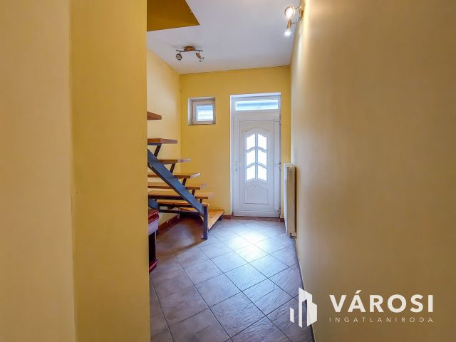 Eladó sok szobás családiház Velencén