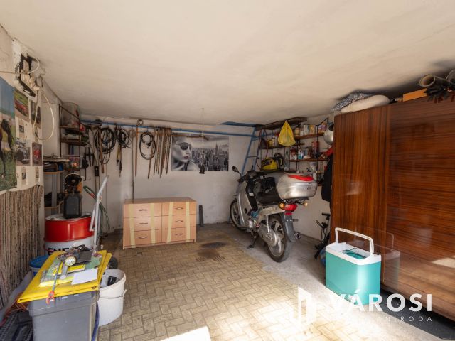 Nagy ház több garázzsal, még több lehetőséggel!