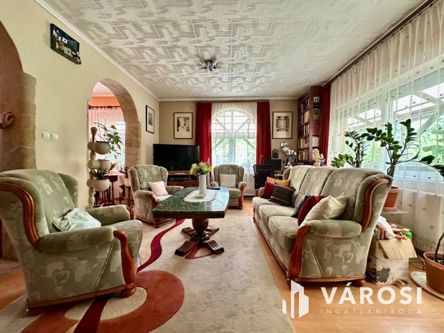 Karancsalja legjobb utcájában, 3 szintes családi ház eladó!