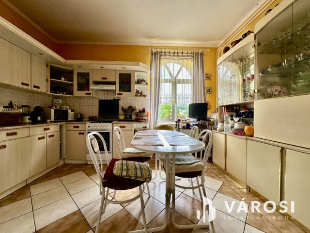 Karancsalja legjobb utcájában, 3 szintes családi ház eladó!