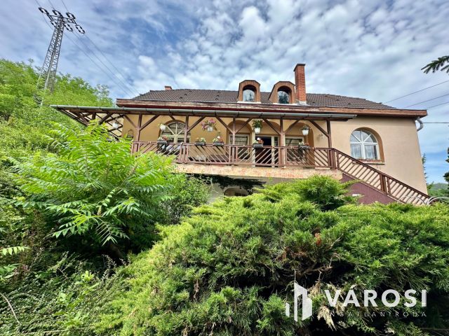 Karancsalja legjobb utcájában, 3 szintes családi ház eladó!