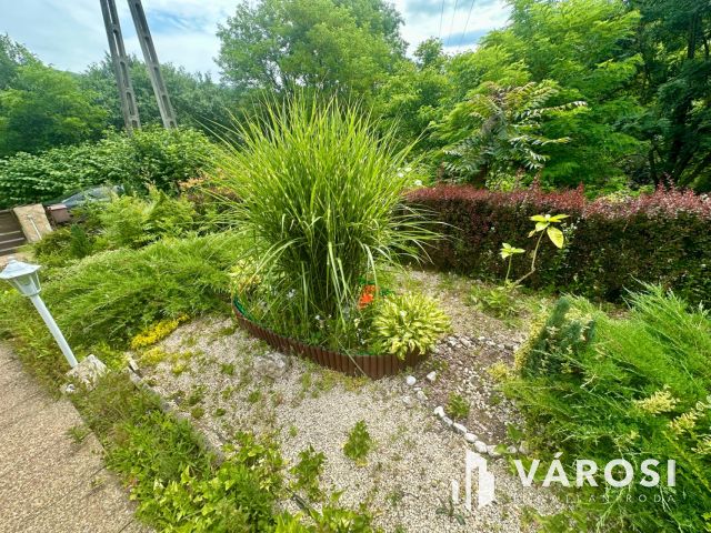 Karancsalja legjobb utcájában, 3 szintes családi ház eladó!