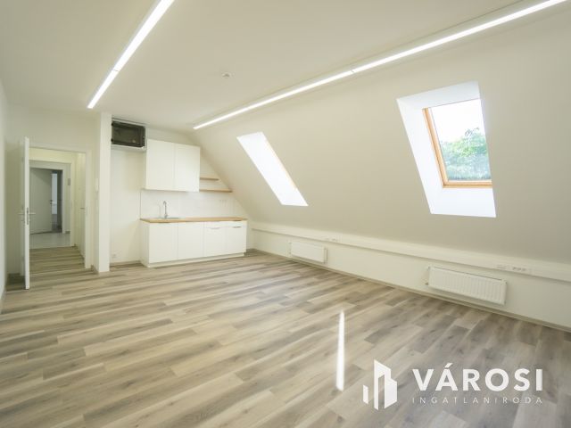 Kiadó iroda egy megújuló irodaházban