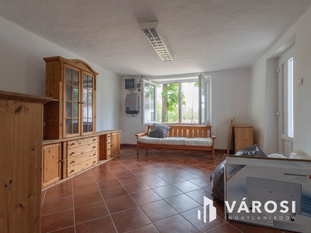 Teljesen felújított tanya nagy területtel és vízparttal