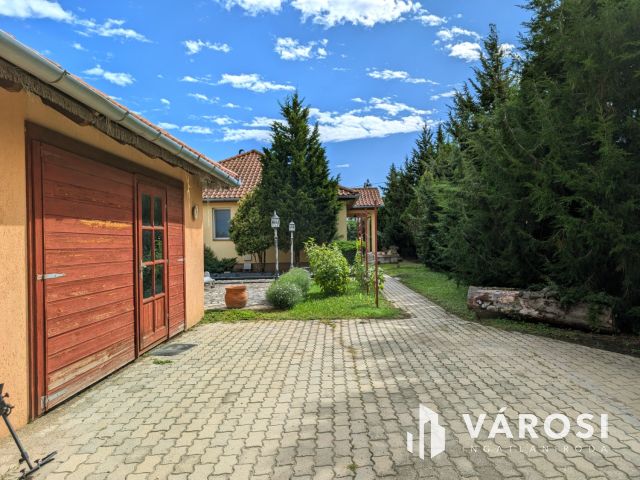 Nappali, 4 szoba, 2 fürdő,nyári lak, medence!