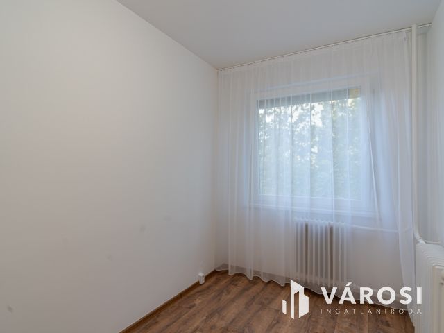 TELJESEN FELÚJÍTOTT LAKÁS AMERIKAI KONYHÁVAL TARJÁNBAN