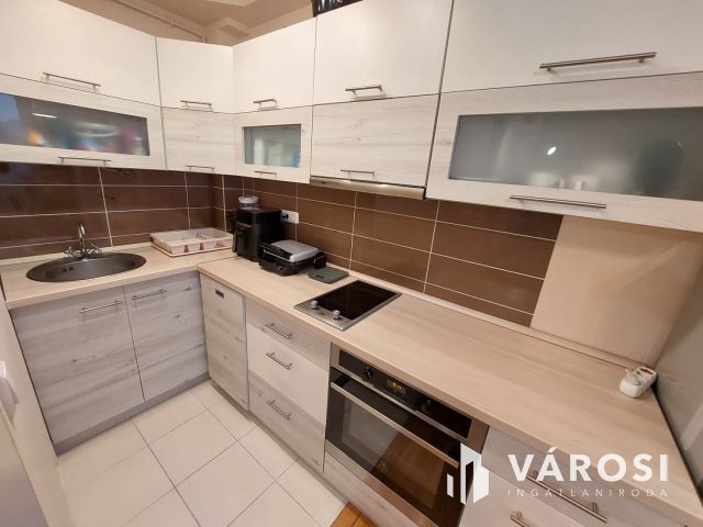 Csinos tégla lakás, autóbeállóval.