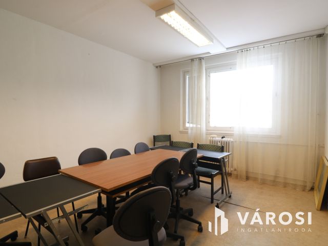 Belvárosi irodák, a Szilágyi utcában eladók.