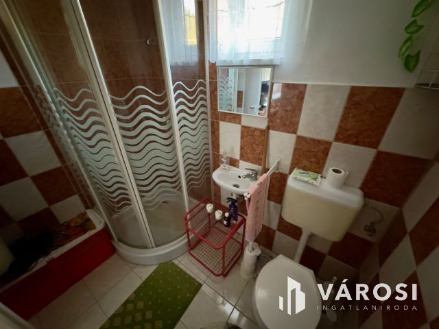 Bárna csendes utcájában jó állapotú családi ház eladó!