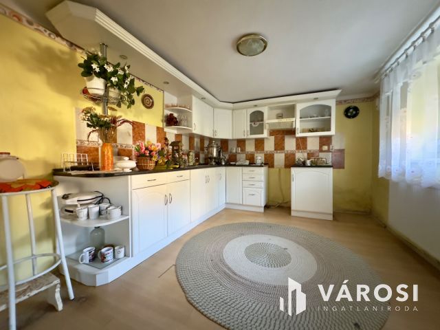 Bárna csendes utcájában jó állapotú családi ház eladó!