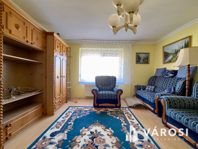 Bárna csendes utcájában jó állapotú családi ház eladó!