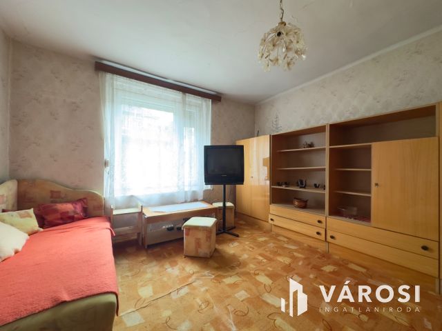 Kazinczy úton felújítandó családi ház eladó!