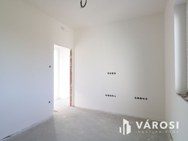 Emeltszintű szerkezetkész ikerház,  Új-petőfi telepen eladó!