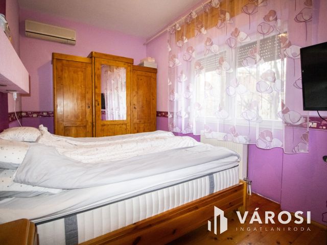 Belvárosi, teljesen felújított ház, üzlettel- Szarvason