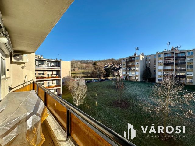 Besztercén 3. emeleti, felújított, erkélyes lakás eladó!