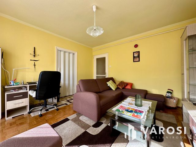 Besztercén 3. emeleti, felújított, erkélyes lakás eladó!