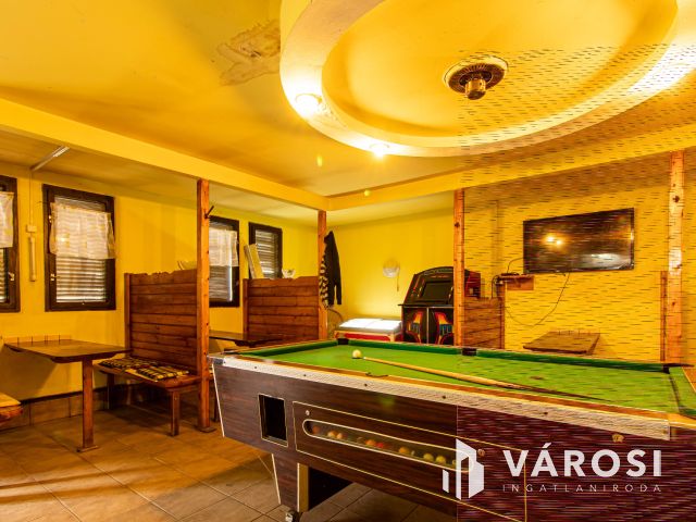 Közműves telek bővíthető épülettel eladó