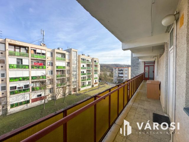 Déryné úton 2 szobás, erkélyes lakás eladó!