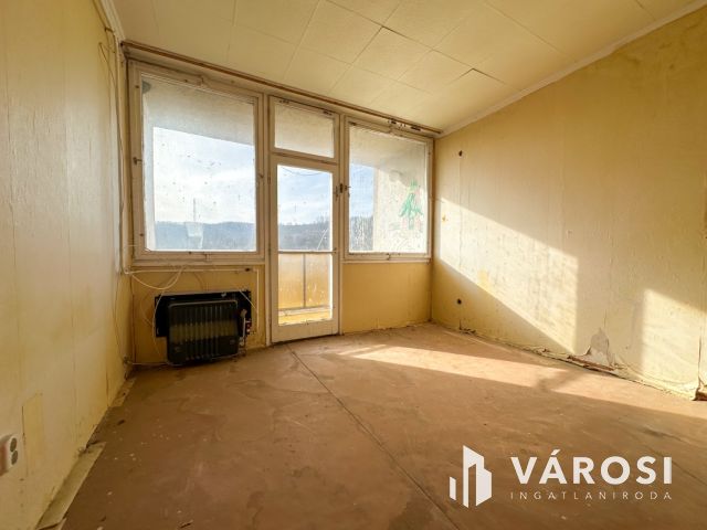 Déryné úton 2 szobás, erkélyes lakás eladó!