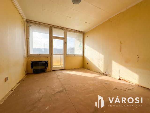 Déryné úton 2 szobás, erkélyes lakás eladó!