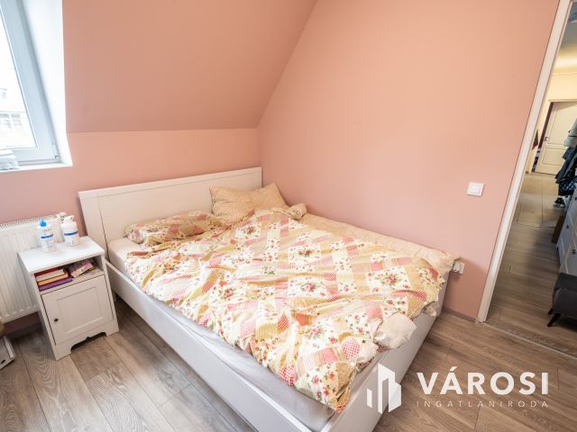 Eladó nappali + 2 háló + 2 autó beállós újszerű lakás Gödön