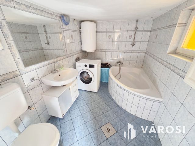 Hangulatos házikó zöld övezetben