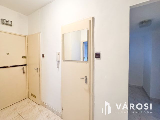 Tökéletes adottságok: első emeleti, 3 szobás, erkélyes