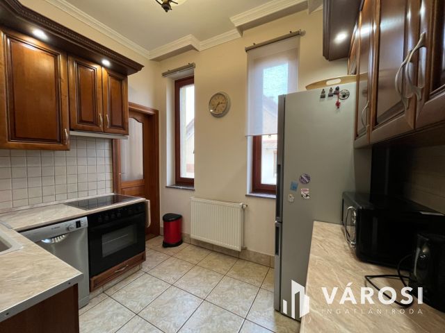 Debreceni Klasszikus Stílusú Impozáns Ingatlan Eladó!