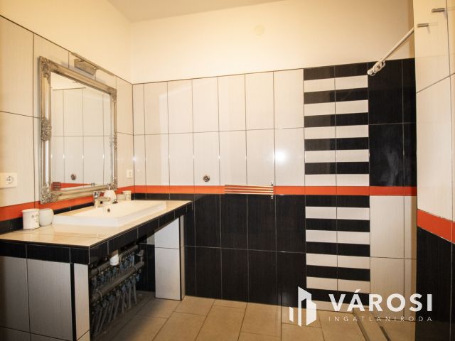 330 nm-es óriásház Orosházán