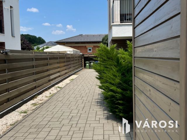 Exkluzív, kertkapcsolatos lakás Újszegeden