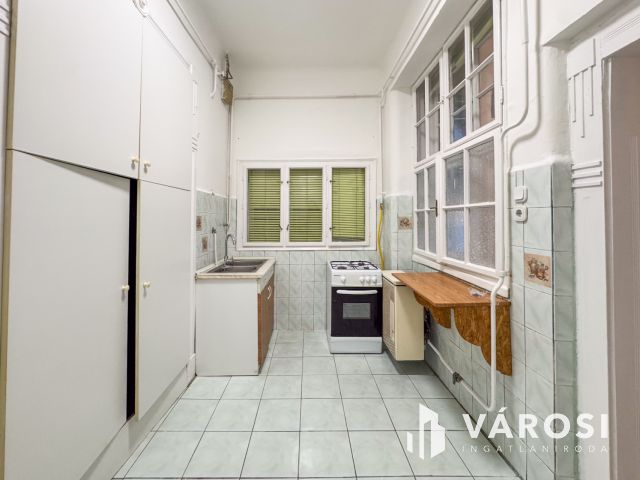 Kiadó tágas, földszinti lakás a belvárosban