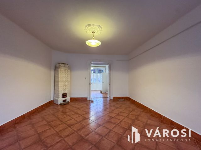 Kiadó tágas, földszinti lakás a belvárosban
