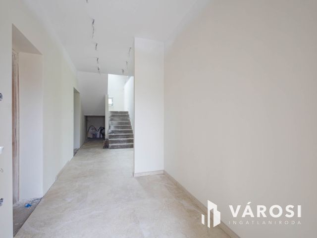 Hatalmas családi ház május végi költözéssel!