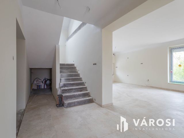 Hatalmas családi ház május végi költözéssel!