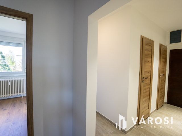 Felújított 3 szobás lakás szigetelt társasázban