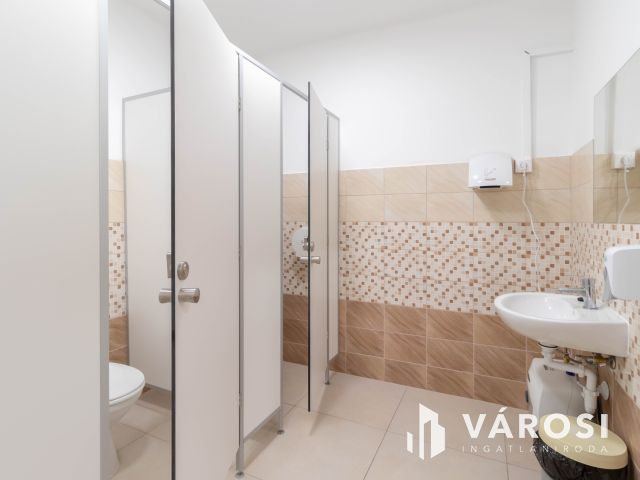 48 m2-es, két helyiséges, teakonyhás, 2.emeleti iroda