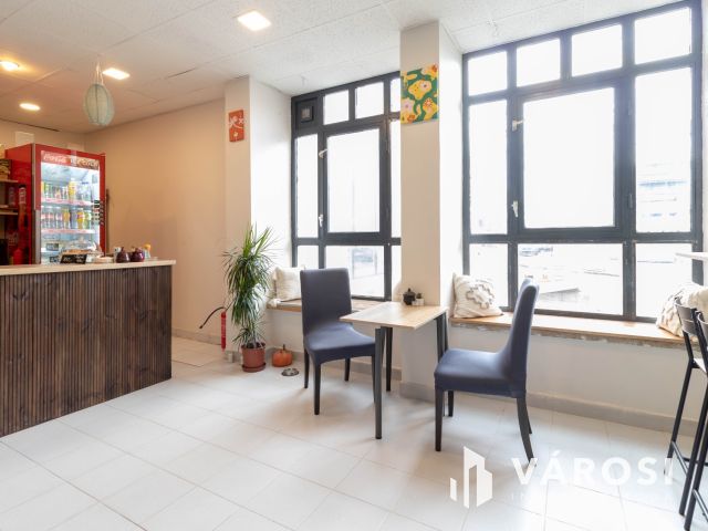 48 m2-es, két helyiséges, teakonyhás, 2.emeleti iroda